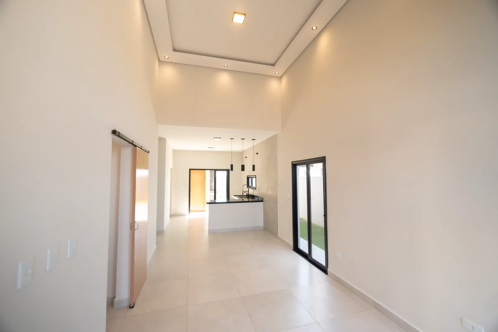 A vista da sala para a cozinha, com os ambientes integrados.