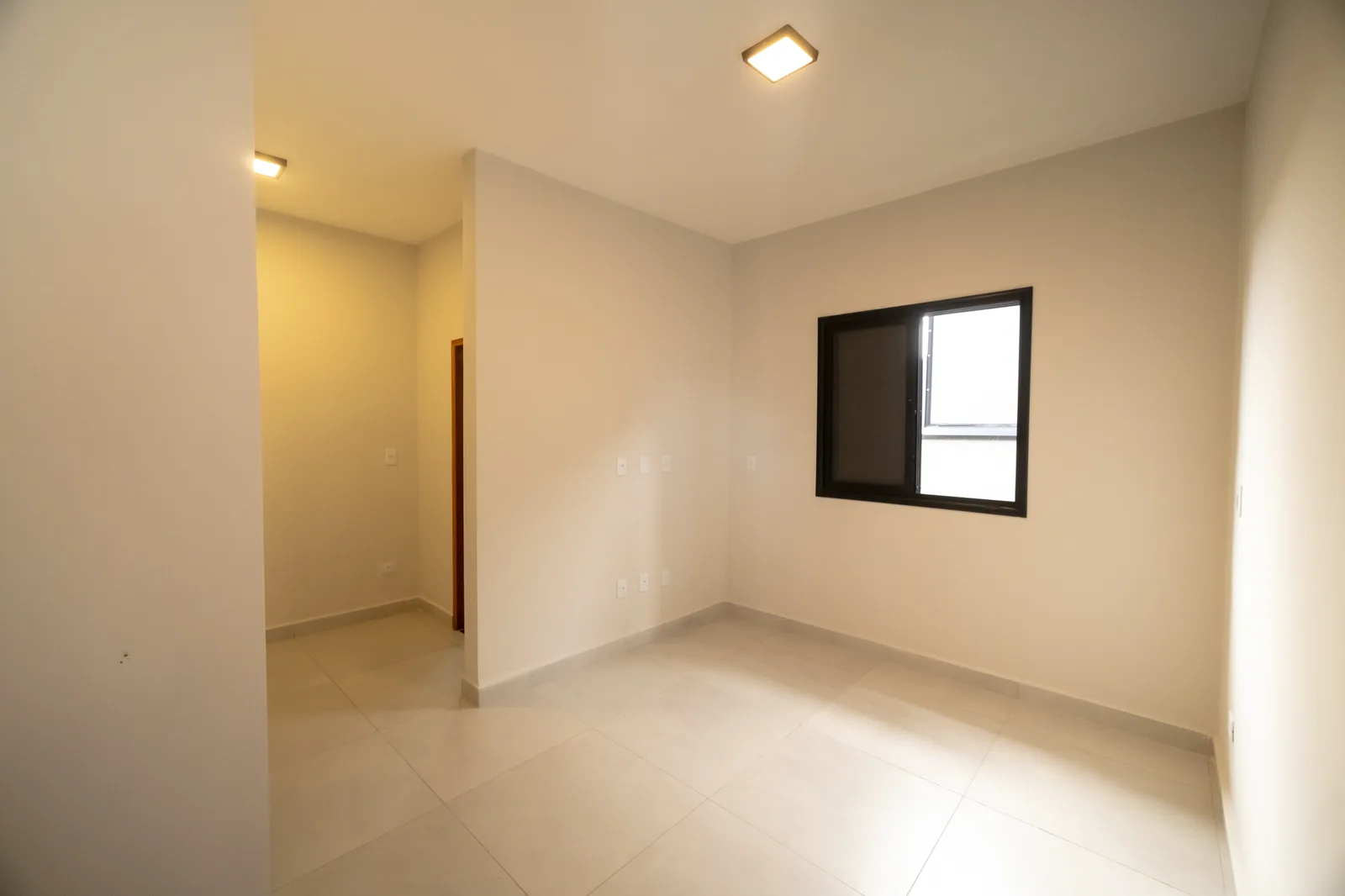A suíte e o acesso ao seu closet.